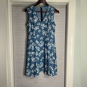 Draper James blue dress with white flowers E-15